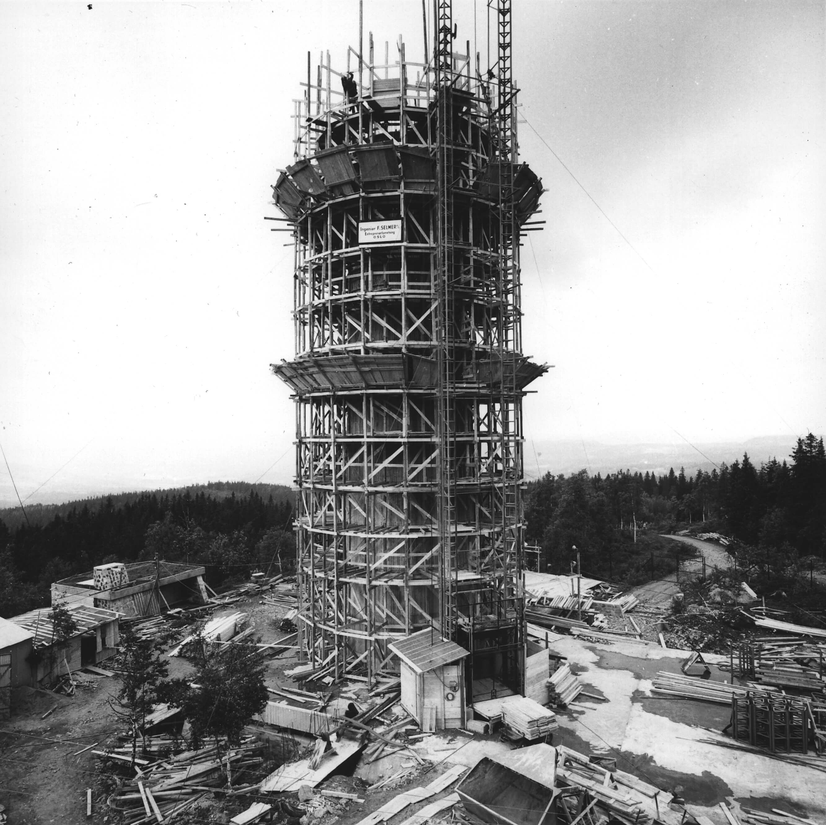 Byggingen av Tryvannstårnet, hvor den sylindriske formen begynner å ta form, men konstruksjonen er fortsatt i tidlige stadier